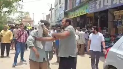 सिरसा: आर्य समाज रोड पर ट्रैक्टर चालक की जेब काटते हुए युवक पकड़ा गया, लोगों ने की धुनाई
