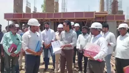 कैराना: कैराना क्षेत्र के ऊंचागांव में डीएम ने पीएसी बटालियन के निर्माणाधीन भवनों का किया निरीक्षण, खामियां मिलने पर लगाई फटकार