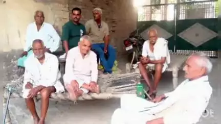 इगलास: इगलास के गांव तोछीगढ़ में रसायनों के प्रयोग को लेकर गोष्ठी, कैंसर व हार्ट अटैक जैसी बीमारियों का बढ़ना बताया गया