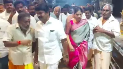 புதுக்கோட்டை: 5 லட்சம் வழங்கிய விஜயபாஸ்கர்
புவனேஸ்வரி அம்மன் ஆலயதில் கும்பாபிஷேக யாகசாலையில் பங்கேற்று ஆலயத்திற்கு 5 லட்சம் நிதி வழங்கிய Ex அமைச்சர் விஜயபாஸ்கர்