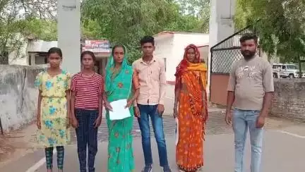 टीकमगढ़: पत्नी व बच्चों को भगाया, मोहल्ले वालों ने की मारपीट, सुनवाई न होने पर पीड़िता ने एसपी कार्यालय में शिकायत की