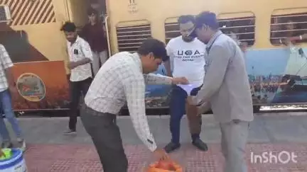 बदरवास: बदरवास स्टेशन पर रेलवे सुविधा संघर्ष समिति द्वारा जारी जलसेवा से यात्री तृप्त हो रहे हैं