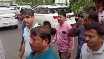 વડોદરા દક્ષિણ: કૃણાલ ચાર રસ્તા પાસેના દબાણ દૂર કરાતા સ્થાનિકો પાલિકા કચેરી ખાતે આભાર વ્યક્ત કરવા પહોંચ્યા