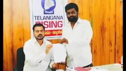 మిర్యాలగూడ: పట్టణంలోని పలు వార్డుల్లో నెలకొన్న సమస్యలను పరిష్కరించాలని మునిసిపల్ కమిషనర్ కు వినతి