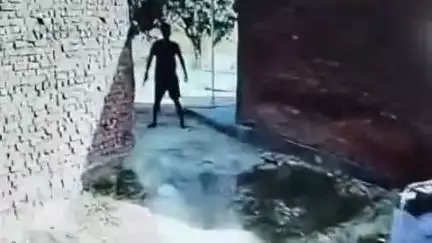सकलडीहा: नौदर गांव में एक युवक ने दुकानदार को असलहा दिखाकर धमकाया, वीडियो हुआ वायरल