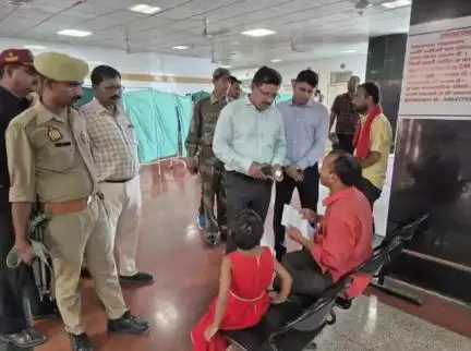 उरई: उरई मेडिकल कॉलेज का जिलाधिकारी ने किया निरीक्षण, मरीजों से वार्तालाप कर दिए दिशा निर्देश