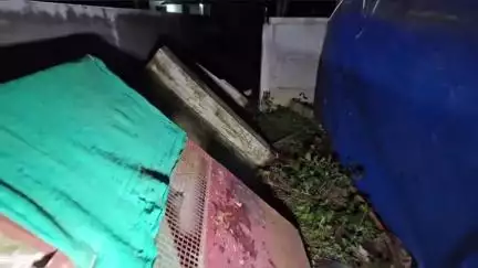 കൊടുങ്ങല്ലൂർ: ചെന്ത്രാപ്പിന്നിയില്‍ മതില്‍ ഇടിഞ്ഞ് ദേഹത്തേക്ക് വീണ് ദമ്പതികള്‍ക്ക് പരിക്ക്