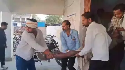 चंदला: रायपुर तिगैला के पास अज्ञात वाहन की टक्कर से एक बुजुर्ग घायल, पुलिस ने चंदला अस्पताल पहुंचाया