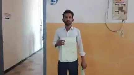 टीकमगढ़: पत्नी को कैंसर, इलाज के लिए गरीबी रेखा का कार्ड नहीं बनने पर कलेक्ट्रेट में शिकायत