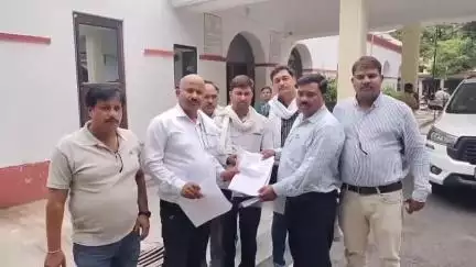 इटावा: सिंचाई विभाग के कर्मचारियों ने शासनादेश समाप्त करने को लेकर जिलाधिकारी को सौंपा ज्ञापन
