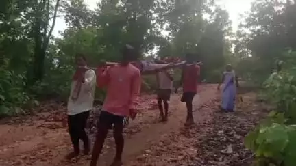 बानो: बानो के डालियामार्चा गांव में गर्भवती महिला को खाट पर अस्पताल पहुंचाया गया, वीडियो वायरल