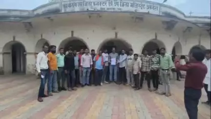 अकलेरा: अकलेरा में नगर पालिका के संविदा कर्मी के साथ जमादार ने की मारपीट, कर्मचारियों ने SDM को दिया ज्ञापन