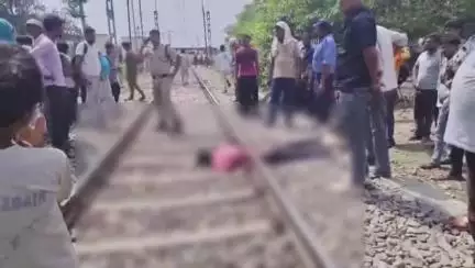 चंदौसी: चंदौसी 35B रेलवे फाटक पर मालगाड़ी की चपेट में आने से एक युवक की मौत, रेलवे पुलिस ने शव को पोस्टमार्टम के लिए भेजा