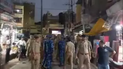 फिरोज़ाबाद: बकरीद और गंगा दशहरा को लेकर फ़िरोजाबाद SP सिटी ने पुलिस और पैरामिलिट्री फोर्स के साथ किया पैदल मार्च