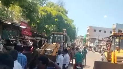 திருப்புவனம்: திருப்புவனத்தில் சாலையோர ஆக்கிரமிப்புகள் அகற்றம்  பொதுமக்கள் பாராட்டு