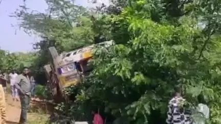 ಹೊಸಪೇಟೆ: ವೆಂಕಟಾಪುರ ಕ್ಯಾಂಪ್ ಬಳಿ ನಿಯಂತ್ರಣ ತಪ್ಪಿ, ಮದ್ಯ ತುಂಬಿದ್ದ ಲಾರಿ ಪಲ್ಟಿ
