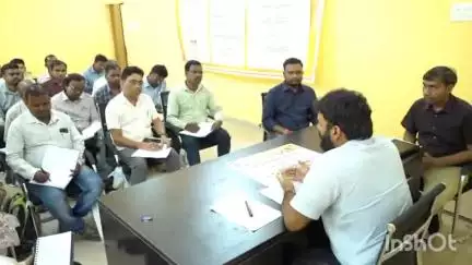जशपुर: कलेक्टर रोहित व्यास ने राजस्व मामलों में सख्त तेवर दिखाए, सन्ना तहसील के पटवारियों को कहा- काम नहीं तो वेतन नहीं