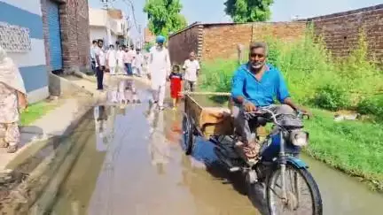 ਮੋਗਾ: ਮੋਗਾ ਦੇ ਵਾਰਡ ਨੰਬਰ 27 ਵਿੱਚ ਸੀਵਰੇਜ ਬੰਦ ਹੋਣ ਕਾਰਨ ਗਲੀਆਂ ਨੇ ਧਾਰਿਆ ਝੀਲ ਦਾ ਰੂਪ ਵਰਡ ਵਾਸੀ ਡਾਢੇ ਪਰੇਸ਼ਾਨ #jansmasya
