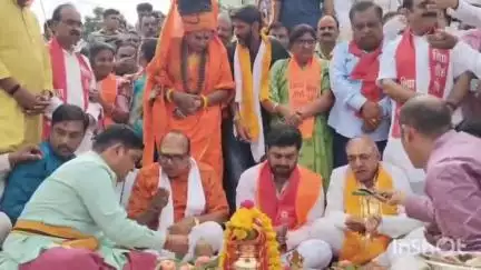 उज्जैन शहर: रामघाट पर शिप्रा तीर्थ परिक्रमा का ध्वज पूजन के साथ शुभारंभ, बड़ी संख्या में लोग शामिल हुए