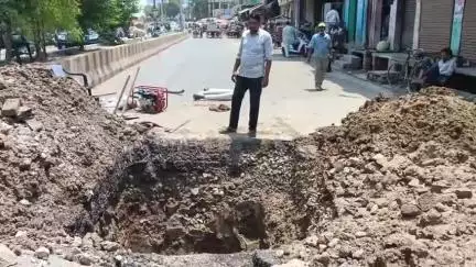 कैराना: कैराना नगर के कांधला तिराहे के निकट पालिका की मुख्य पाइपलाइन लीकेज से कई मोहल्लों में जलापूर्ति बाधित