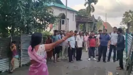 দিনহাটা ২: বুড়িরহাট এ কাদামাখা রাস্তা সংস্কারের দাবি মহিলাদের, দ্রুত সংস্কারের নির্দেশ মন্ত্রীর #jansamasya