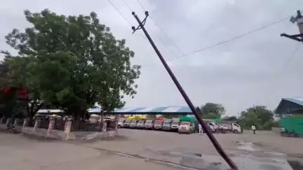 खातेगांव: खातेगांव मंडी परिसर में झुका बिजली का खंभा बना खतरा, बड़े हादसे की आशंका