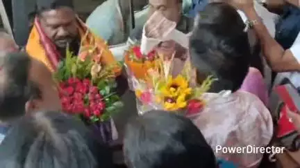 ବାଙ୍ଗିରିପୋଷି: ବାଙ୍ଗିରିପୋଷି ସ୍ଥିତ ଖଇରୀ ରିସର୍ଚ୍ଚ ଠାରେ

ମନ୍ତ୍ରୀ ଙ୍କୁ ସ୍ଵାଗତ,କାର୍ଯ୍ୟ କର୍ତ୍ତା ଙ୍କ ସହିତ କଲେ ବୈଠକ