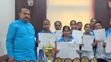 मनेर: मनेर नगर परिषद कार्यालय में नगर अध्यक्ष ने ईस्ट जॉन वुडवॉल नेशनल चैंपियन सिल्वर विजेताओं को किया पुरस्कृत