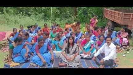 दुमका: हथियापाथर में विधायक लुईस मरांडी के आवास के सामने जलसहिया यूनियन ने दिया सांकेतिक धरना