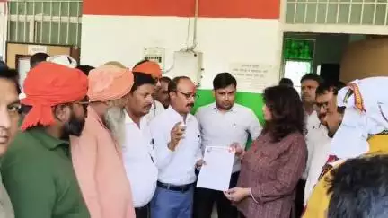 एदमादपुर में घी में गौ माता की चर्बी को लेकर ज्ञापन सौंपा टूंडला तहसील में ब्रजवासी गौ रक्षक सेना भारत संगठन की टीम ने