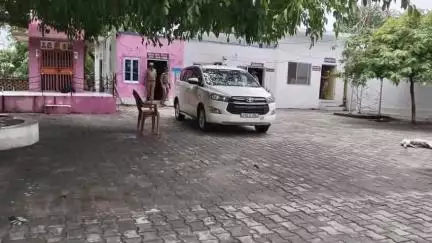 सवायजपुर: भतीजी की शादी में रिश्तेदारों को खाना खिला रहे व्यक्ति को पड़ोसी युवक ने मारे थप्पड़, पाली थाने में दर्ज हुआ केस