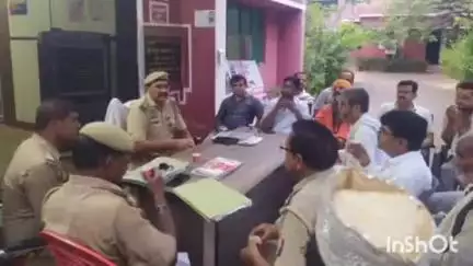 नरैनी: कालिंजर थाना परिसर में बकरीद के त्योहार को लेकर थाना प्रभारी निरीक्षक दीपेंद्र सिंह ने क्षेत्र के लोगों के साथ की बैठक