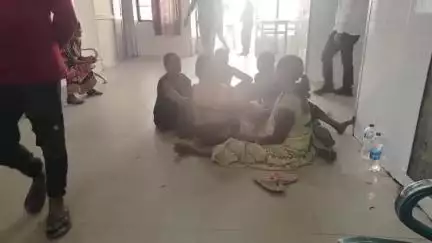 गोला: बड़हलगंज में ओझौली के पास फोरलेन पर पिकअप और कार की टक्कर में 7 लोग घायल, घायलों में एक ही परिवार के 6 लोग शामिल