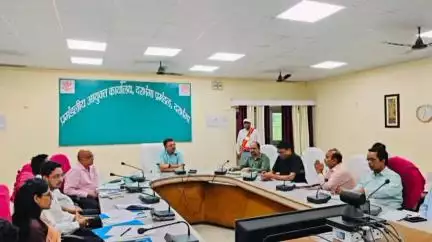 दरभंगा: लहेरियासराय में प्रमंडलीय आयुक्त ने अधिकारियों व कर्मचारियों के साथ की बैठक