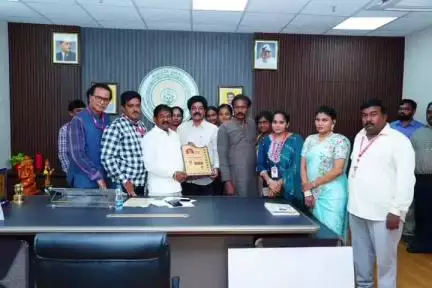 కొండపి: వెలగపూడి సచివాలయంలో ధర్మచక్రం సినీ వాల్ పోస్టర్ ను ఆవిష్కరించిన ఏపీ సాంఘిక సంక్షేమ శాఖ మంత్రి స్వామి
