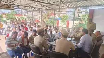निचलौल: ठुठीबारी थाना परिसर में पीस कमेटी की बैठक का आयोजन किया गया