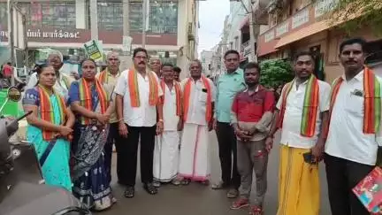 காஞ்சிபுரம்: பூக்கடை சத்திரம் பகுதியில் பாஜக மாநில முன்னாள் தலைவர் அண்ணாமலை பிறந்த நாளை ஒட்டி பட்டாசு வெடித்து பொதுமக்களுக்கு இனிப்பு வழங்கி கொண்டாட்டம்