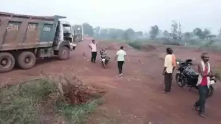 राजिम: ग्राम पंचायत चैतरा में रवेली मार्ग के किनारे खुलेआम अवैध मुरुम खनन किया जा रहा है
