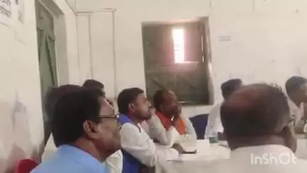 महुआ: महुआ प्रखंड परिसर के सभागार में बीस सूत्री की बैठक आयोजित, विभिन्न मुद्दों पर हुई चर्चा