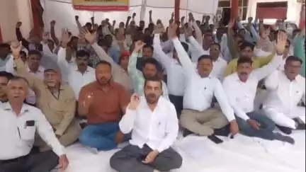 सहारनपुर: हकीकत नगर स्थित धरना स्थल पर सिंचाई विभाग संयुक्त कर्मचारी संघर्ष समिति ने अपनी मांगों को लेकर दिया धरना