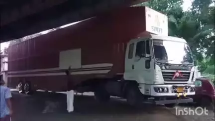 പട്ടാമ്പി: വാടാനാംകുറുശ്ശിയിൽ റെയിൽവേ മേൽപ്പാലത്തിന് സമീപം വലിയ ലോറി കുടുങ്ങി മണിക്കൂറുകളോളം ഗതാഗതം സ്തംഭിച്ചു