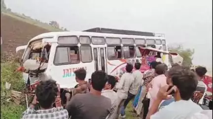 रतलाम: नामली सेमलिया के बीच बस और ट्रैक्टर की टक्कर, 7 लोग घायल, एंबुलेंस मौके पर पहुंची