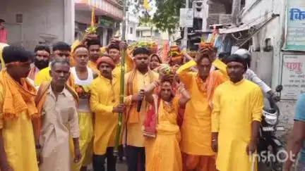 राजापाकर: राजापाकर उत्तरी पंचायत के भाथादासी गांव में अष्टयाम यज्ञ के लिए निकाली गई भव्य कलश यात्रा