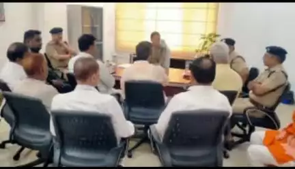 ऋषिकेश: कोतवाली में चार धाम यात्रा को सकुशल संपन्न कराने के दृष्टिगत व्यापारी और टैक्सी यूनियन के पदाधिकारियों के साथ बैठक
