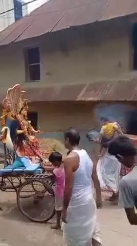 মুরারই ২: রুদ্রনগর হালদার পাড়ার মা মনসা ঠাকুর শোভাযাত্রার মাধ্যমে নিরঞ্জন করা হল রুদ্রনগর গ্রামে দুর্গা সাগর পুকুরে