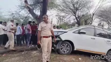 दांतारामगढ़: अलोंदा में गौशाला के सामने अनियंत्रित कार बिजली के खंभे से टकराकर पेड़ में जा घुसी, बड़ा हादसा टला
