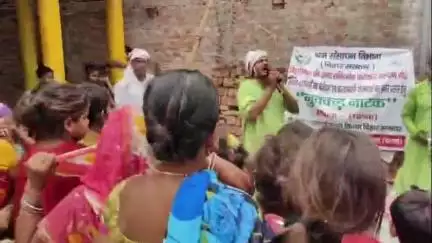 दनियावां: दनियावां बाजार में नुक्कड़ नाटक के माध्यम से श्रमिकों को किया गया जागरूक