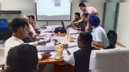 માંડવી: મંત્રી કુંવરજી હળપતિ એ કામગીરી આયોજન સંદર્ભે અધિકારીઓ સાથે બેઠક કરી