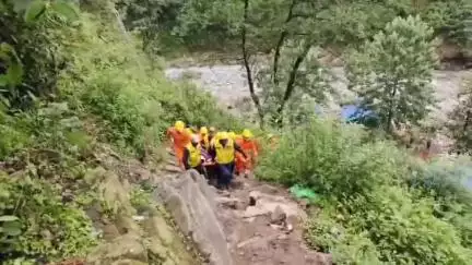 रुद्रप्रयाग: मुनकटिया के पास करीब 50 मीटर नीचे गिरे यात्री का SDRF सोनप्रयाग की टीम ने किया सफल रेस्क्यू