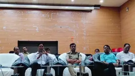 दरभंगा: मुख्यमंत्री के आगमन को लेकर लहेरियासराय स्थित डीएम ने की ब्रीफिंग